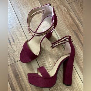 NWOT Charlotte Russ Burgundy/Red Chunky Platform Heels with Gold Chain Accent